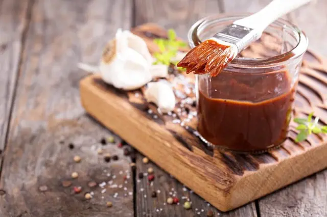 Salsa BBQ s česnekem pro pečená žebra