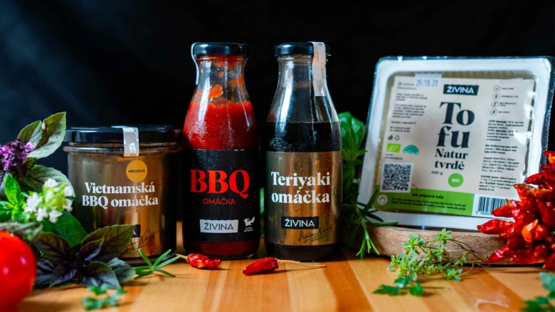 Tofu s omáčkami a bylinkami na dřevěné desce