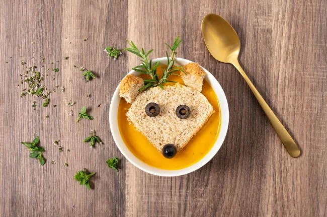 Dětská polévka s chlebíčkem ve tvaru medvídka