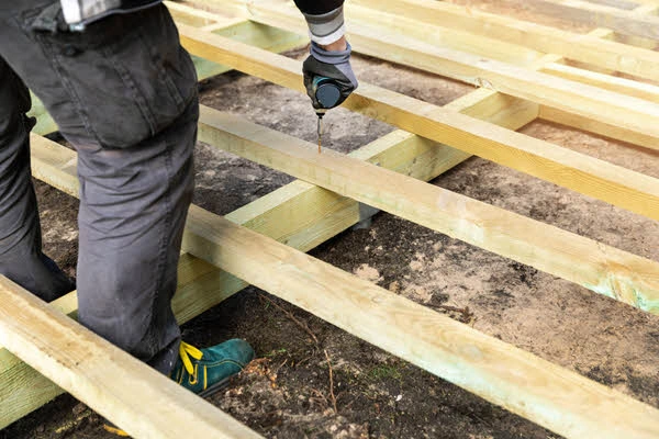Stavba terasy – montáž dřevěného rámu pomocí vrtacího nástroje