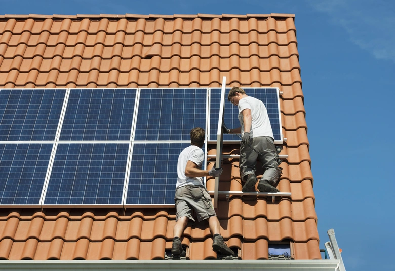 Montáž fotovoltaických panelů na střechu domu
