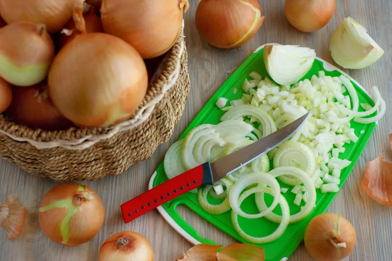 Čerstvá cibule na přírodní léčbu kašle