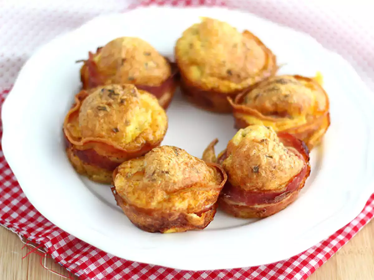 Slané muffiny s vepřovou šunkou na bílém talíři.