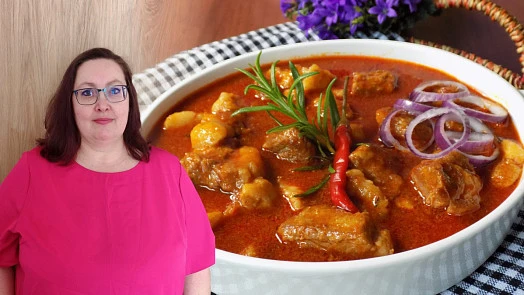 Guláš v troubě s cibulkou a rozmarýnem