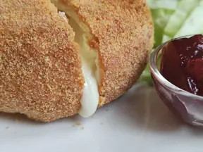 Hermelín v horkovzdušné fritéze s taveným sýrem a džemem