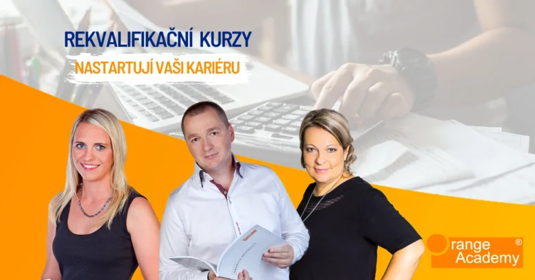 Tři dospělí účastníci rekvalifikačních kurzů s otevřenou učebnicí a počítačem