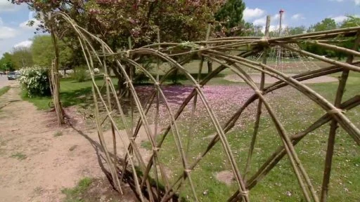 Hotový mlatová cesta z vrbných proutků na trávníku.