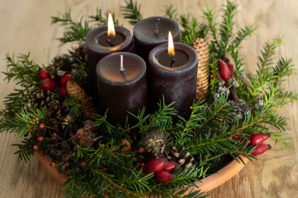 Adventní věnec s čtyřmi svíčkami, dvěma rozsvícenými