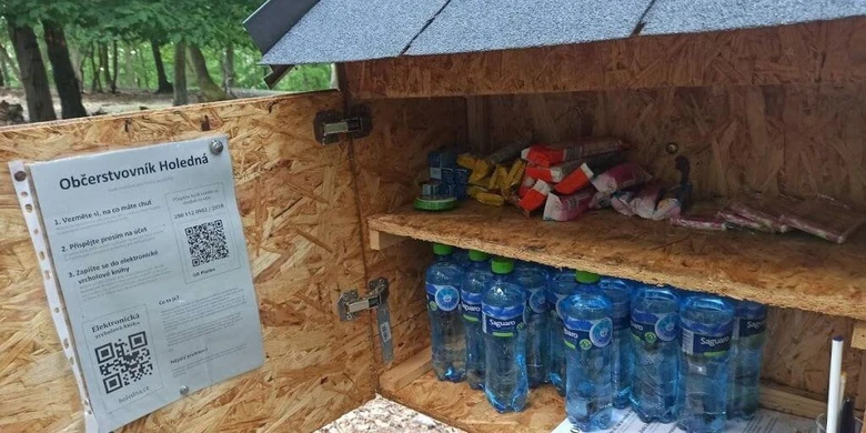 Věž rozhledna Holedná s vodou a občerstvením pro návštěvníky.