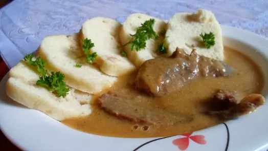 Svíčková na smetaně s knedlíky a petrželí
