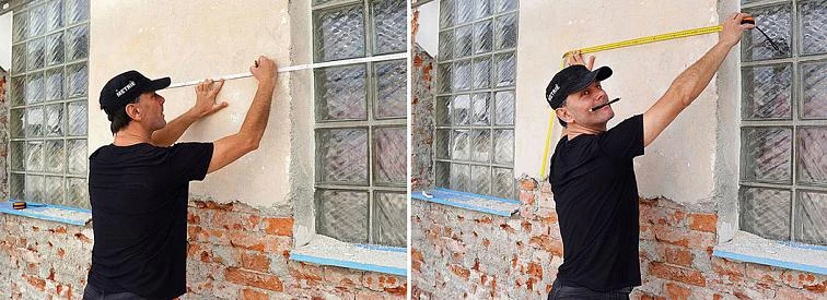 Muž měří okno žlutou skládací páskou