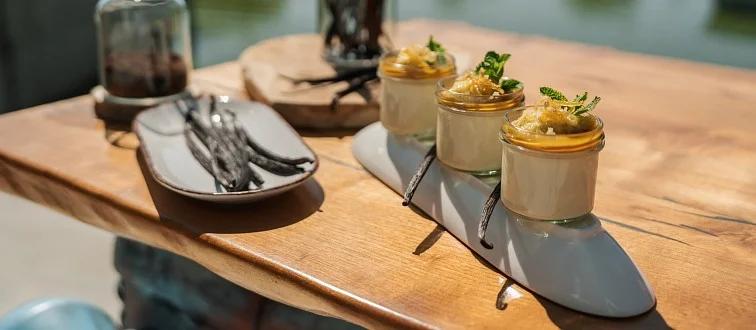 Panna cotta ve skleničkách s mátovou příchuťí a křupavým vrstevným pokryvem