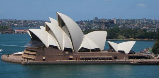 Sydney Opera House na břehu zálivu v Austrálii
