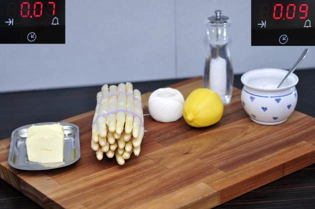 Ingredience na přípravu bílého chřestu: chřest, máslo, česnek, citron, sůl a smetana