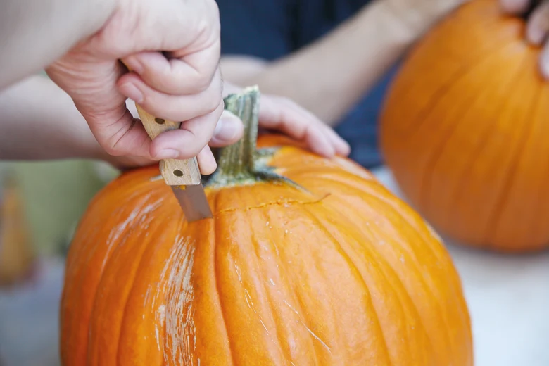 Ruční vyřezávání dýně pro halloween svíčku