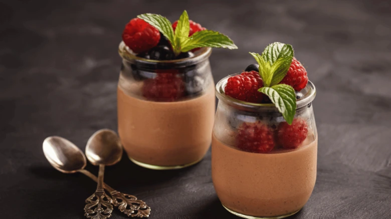 Panna cotta v skleničkách s malinami a mátou
