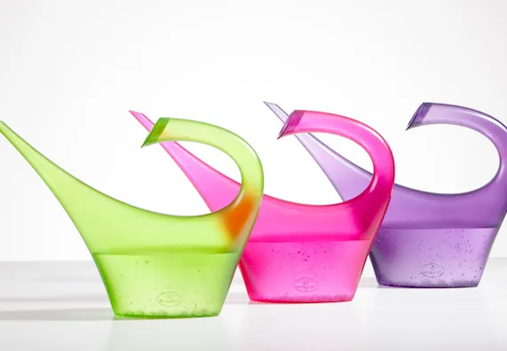 Tři barevné zavlažovací konvice pro domácí orchideje