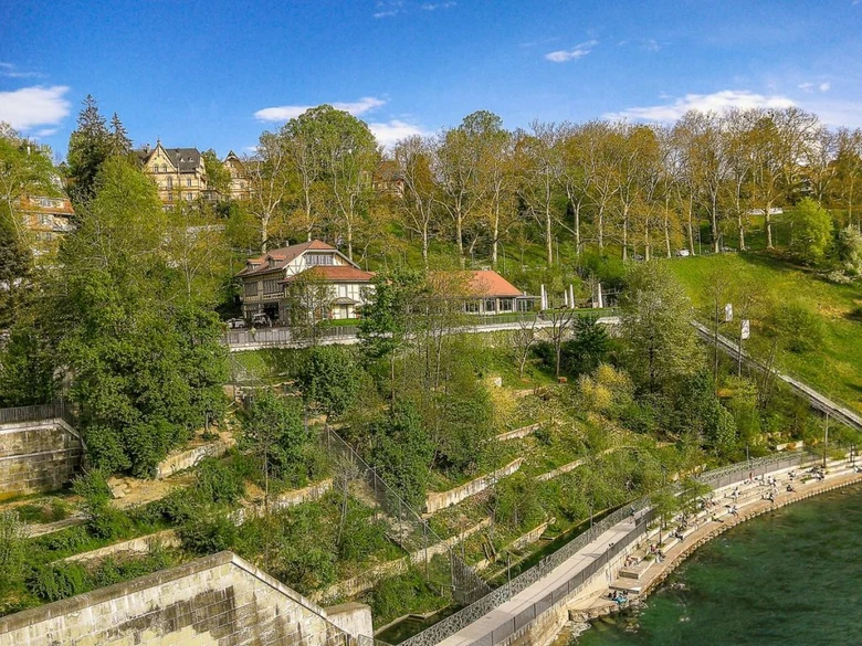 Pohled na břeh řeky Aare v hlavního města Švýcarska
