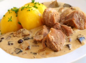 Vepřové po srbsku s bramborami a houbami
