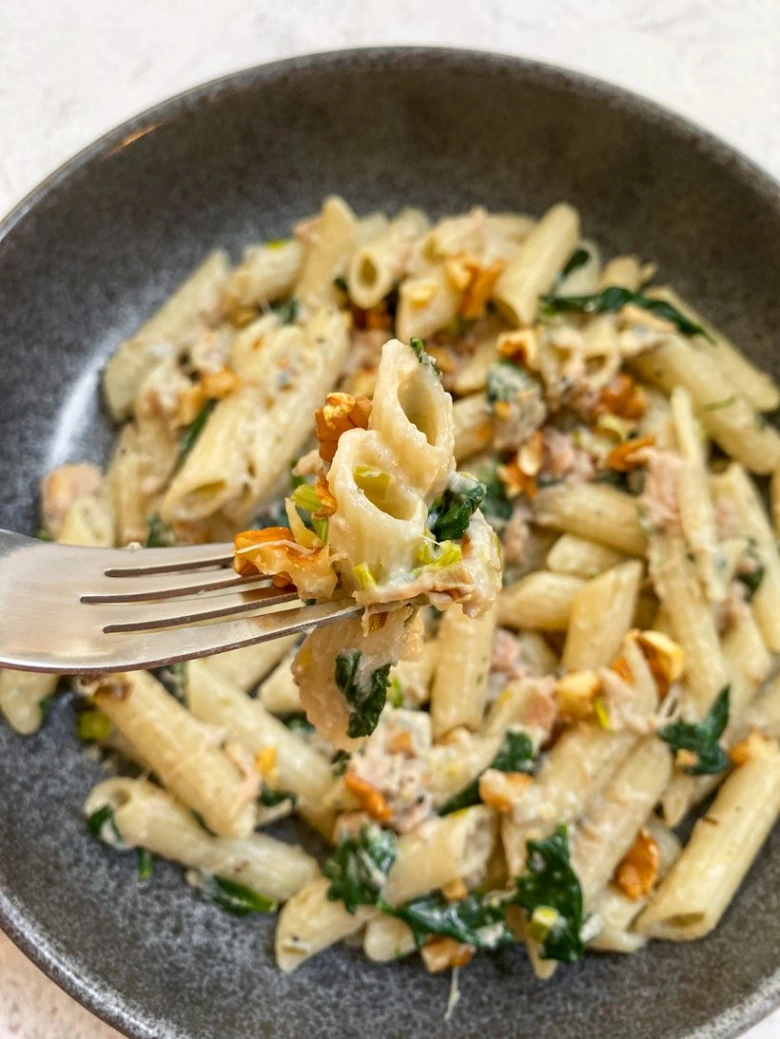 Penne s kuřecím masem a špenátem v krémové omáčce