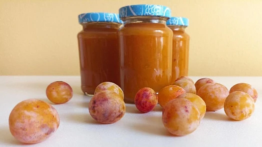 Sklenice s marmeládou ze špendlíků a čerstvé špendlíky