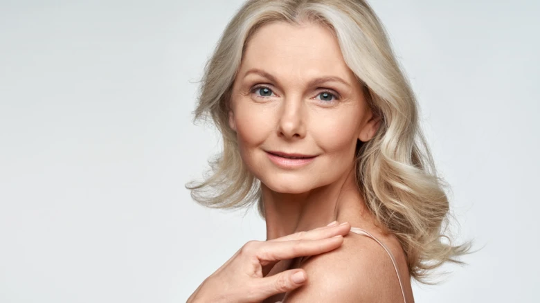 Žena po 60 s elegantním blond účesem