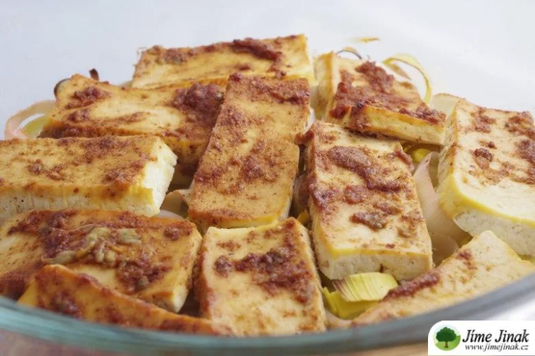 Pečený tofu s cibulí a kořením v miskě