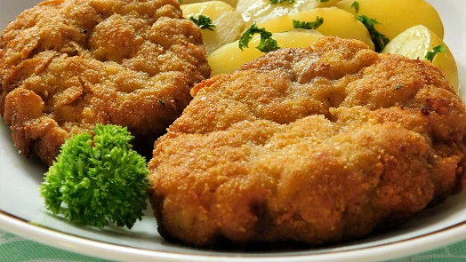 Nadýchaný holandský řízek s bramborami a bylinkami