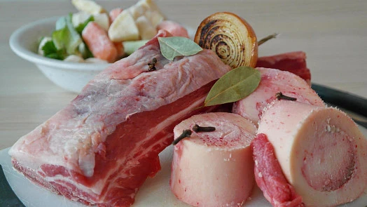 Surowé maso pro guláš: vepřové žebírky, kůže, cibule a koření