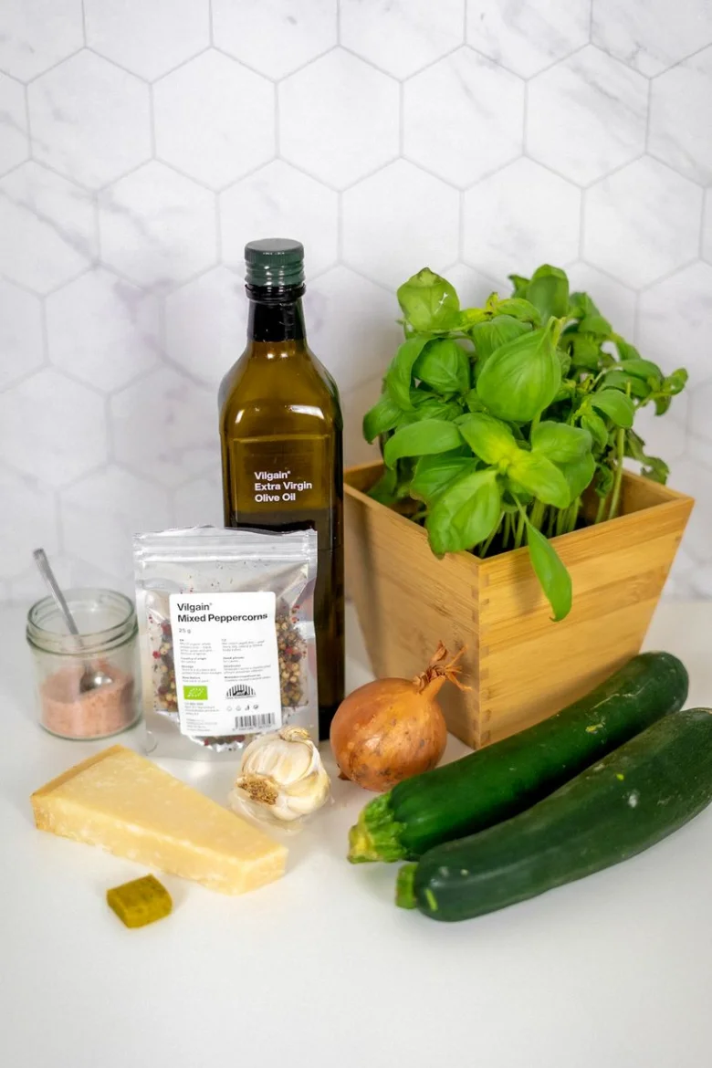 Ingredience pro cuketovou polévku: cukety, bazalka, olivový olej, česnek, cibule, sýr a koření