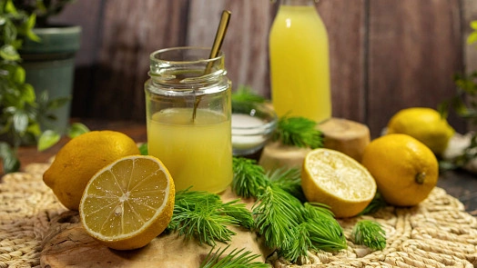 Domácí smrkový sirup s citrony a jehličím