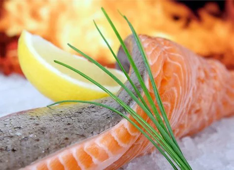 Čerstvá lososová fileta na ledu s cibulí a citronem