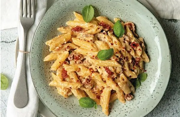 Penne s kuřecím masem v bílé omáčce s bazalkou