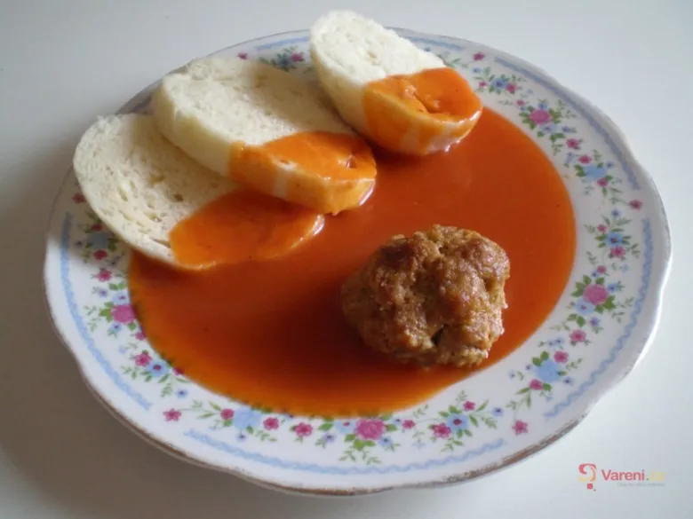 Chleba s rajčatovou omáčkou a kouskem masového knedlíku