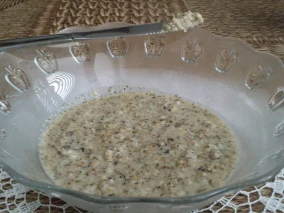 Hotový recept na křenovou pomazánku v skleněné misce.