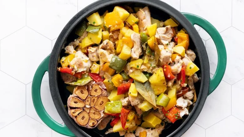 Hot pan s plněný kuřecím masem a zeleninou