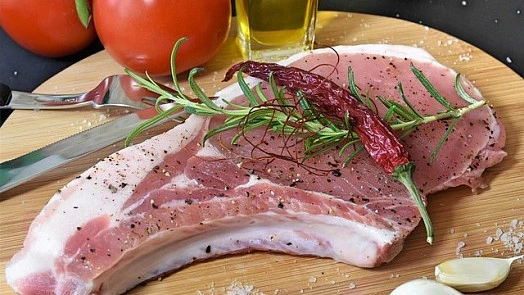 Vepřové na dřevěné desce s rozmarýnem, chilli a česnekem