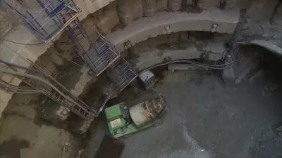 Letiště na skládku odpadu s vrstvami a stroji