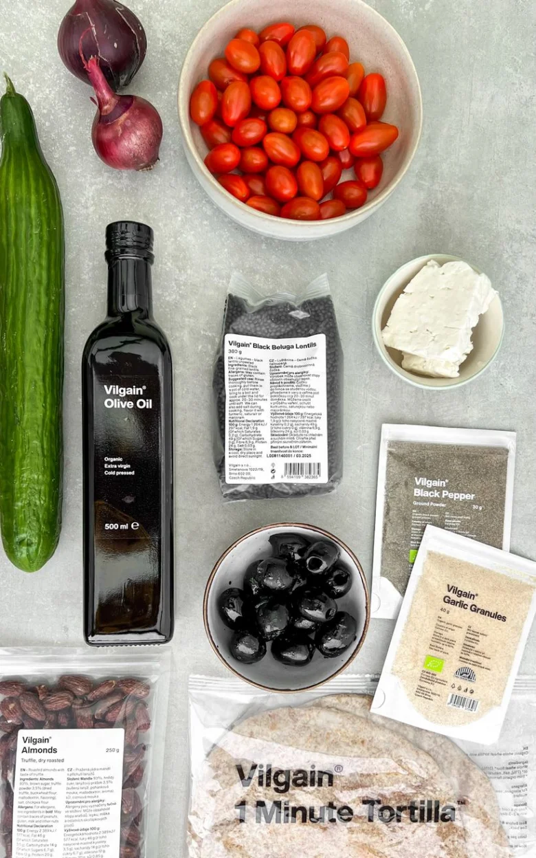 Ingredience pro studený čočkový salát: černá čočka, rajčata, okurka, cibule, olivy, sýr, olivové olej a koření