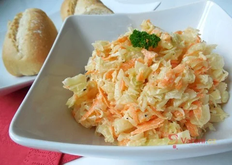 Domácí tatarka s chlebem – výborný český salát