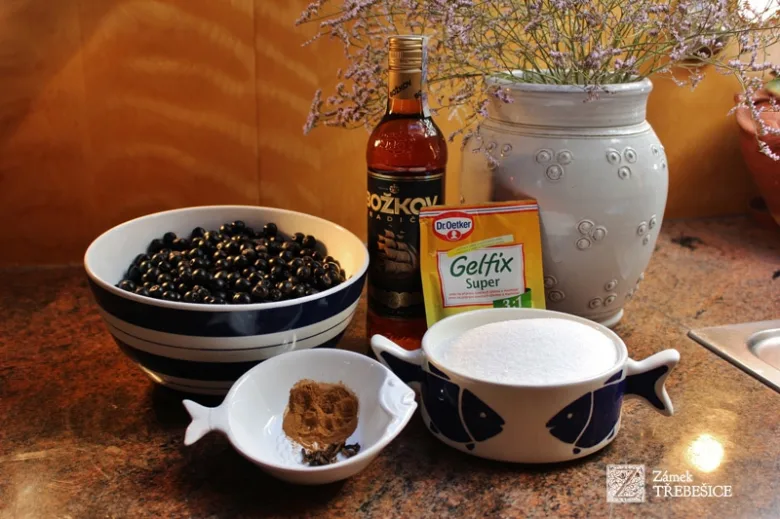 Ingredience na aroniovou marmeládu: bobule, cukr, koření, brandým a želatina
