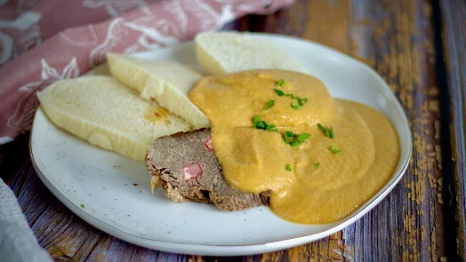 Svíčková na smetaně s chlebem na talíři
