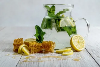 Přirozené prostředky proti zácpě: med s citronem a mátou.