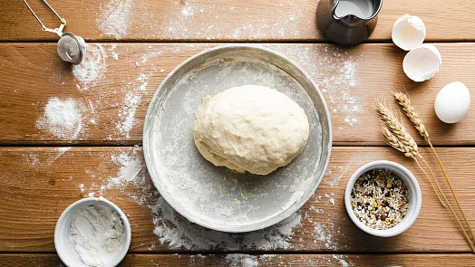 Kynuté těsto na pizzu s moukou, vejci a obilím